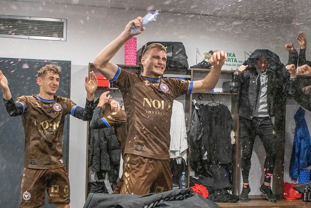 活塞逆转击败开拓者，坎宁安和邓罗关键表现助力取胜，展现强大韧性。